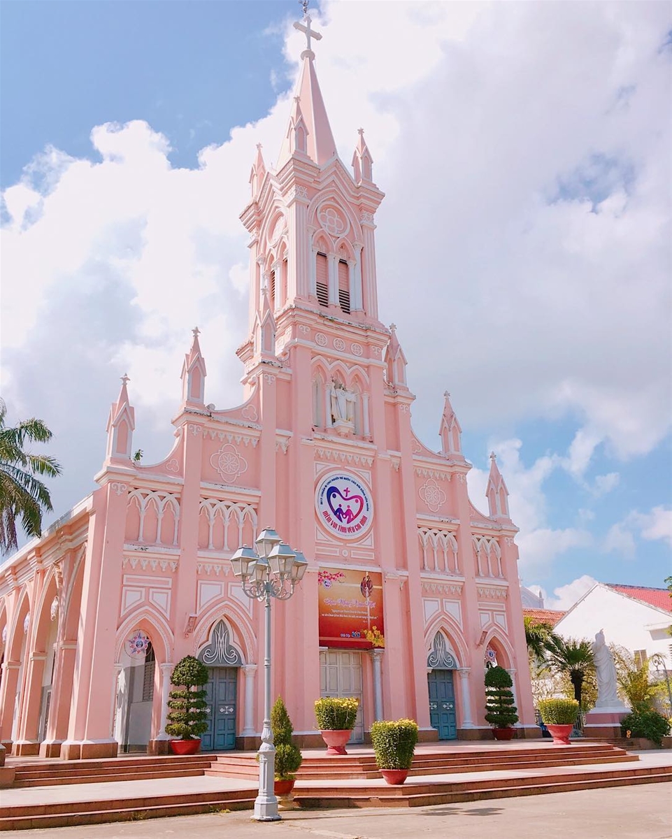 địa điểm ăn chơi ở Đà Nẵng - nhà thờ màu hồng ở Đà Nẵng